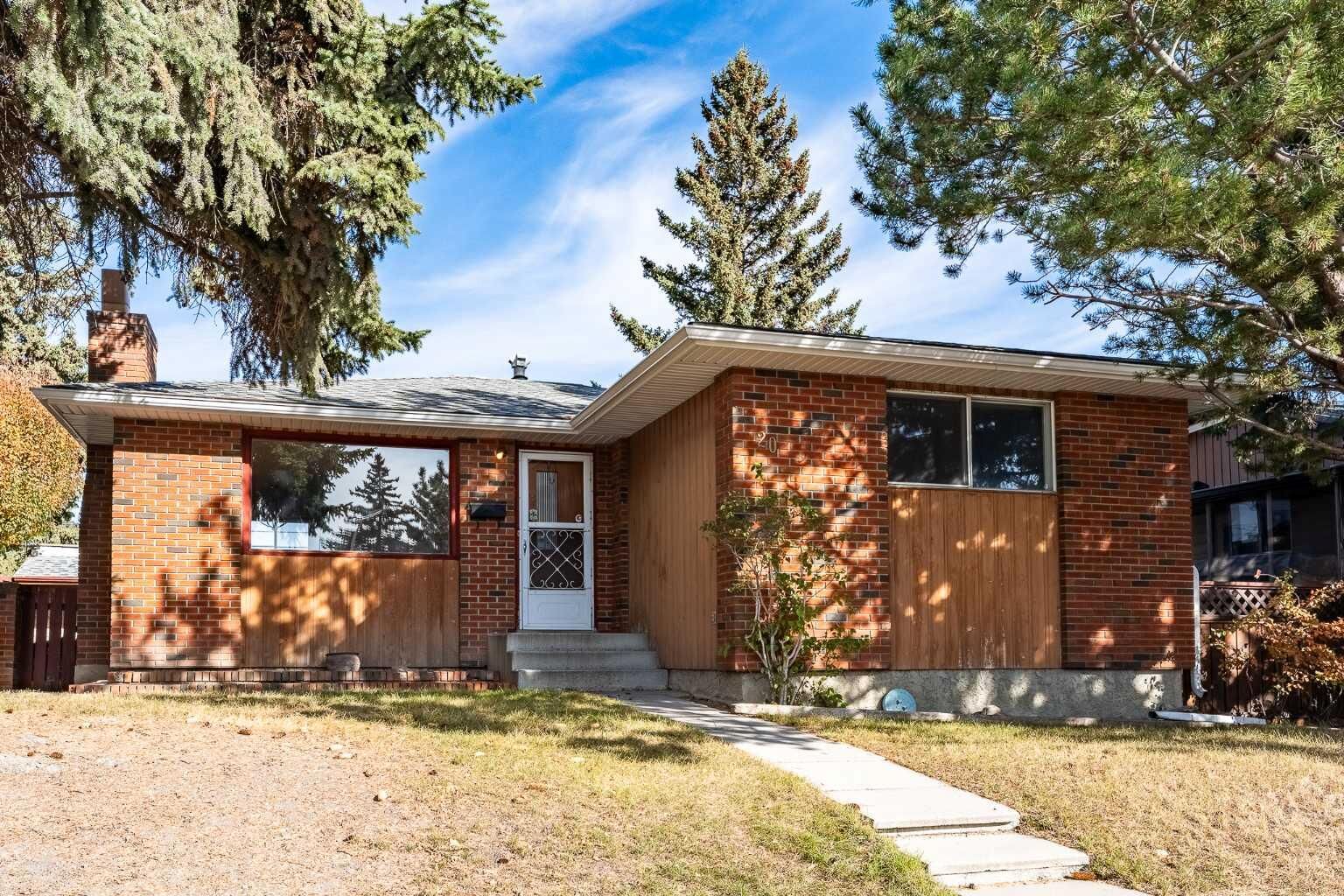Property Photo:  20 Blackthorn Place NE  AB T2K 4Y3 