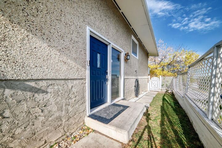 Property Photo:  1005 Hunterhaven Road NW  AB T2K 4K4 