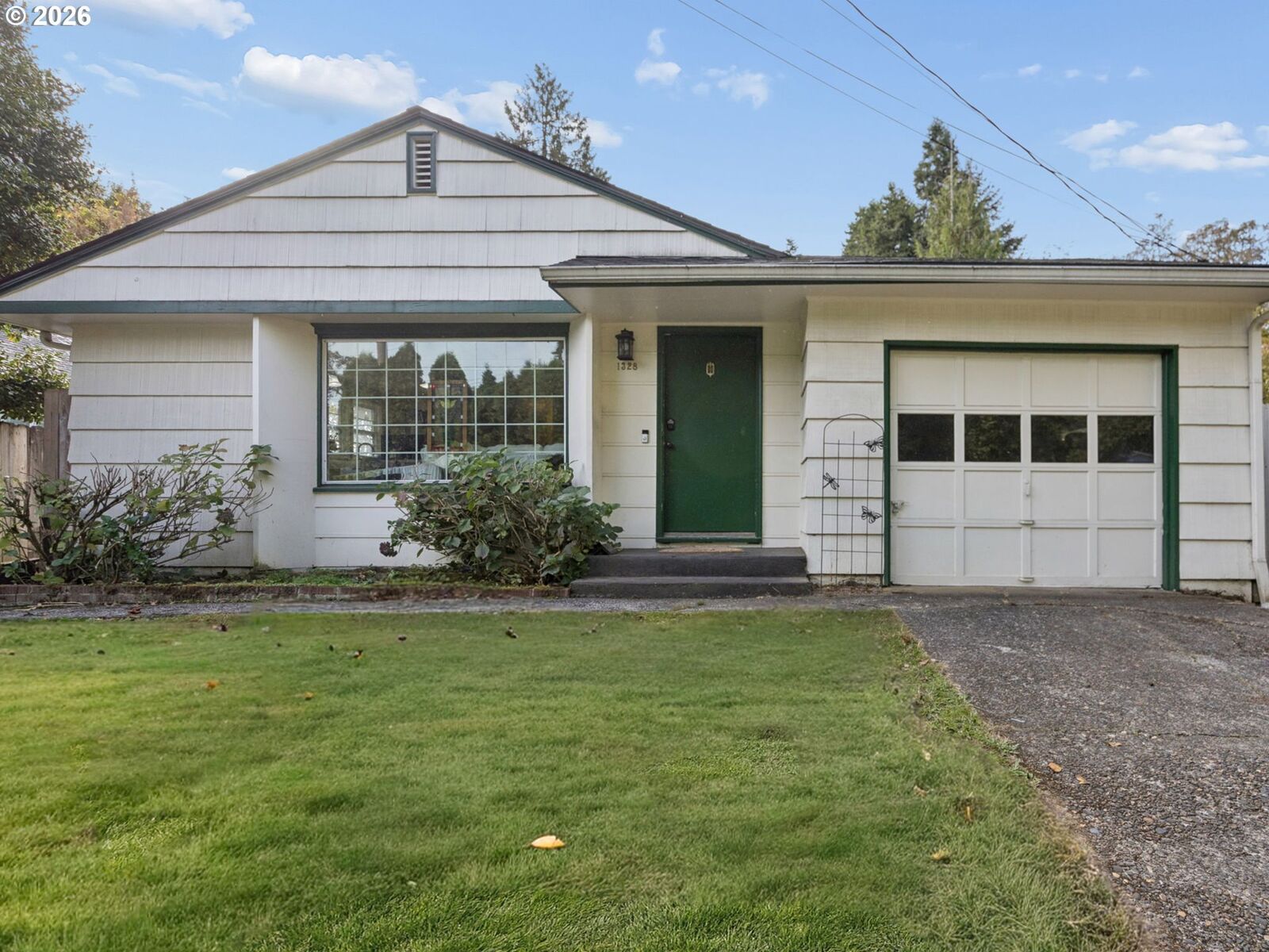 Property Photo:  1328 Oak St  OR 97034 