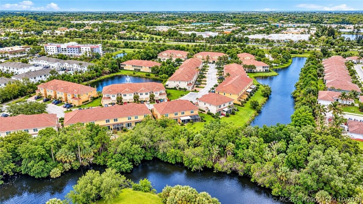 Property Photo: 615 SW Glen Crest Way FL 34997