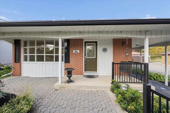 Property Photo:  10 Sunicrest Boulevard  ON L1C 2G7 