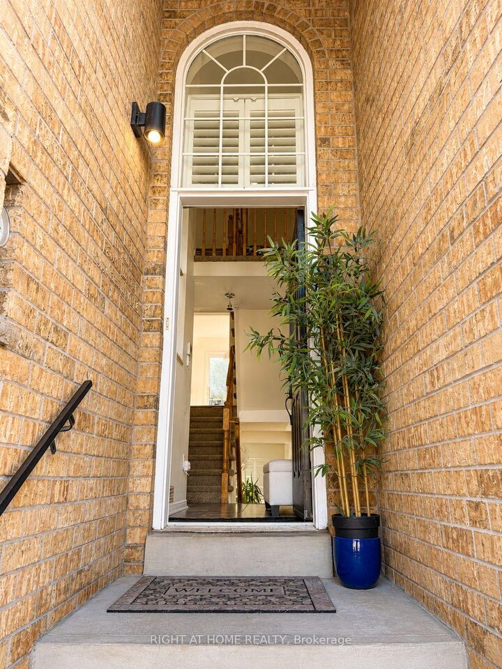Property Photo:  371 Fairgate Way  ON L6H 6Y1 