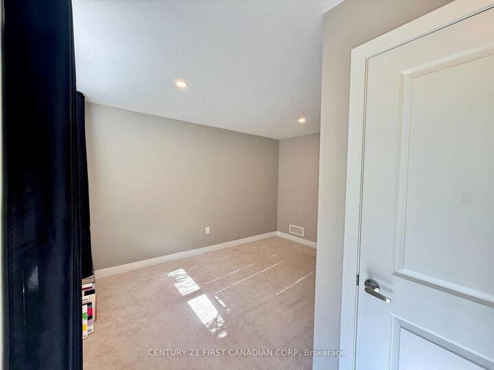 Property Photo:  1960 Dalmagarry Road 40  ON N6G 0T8 