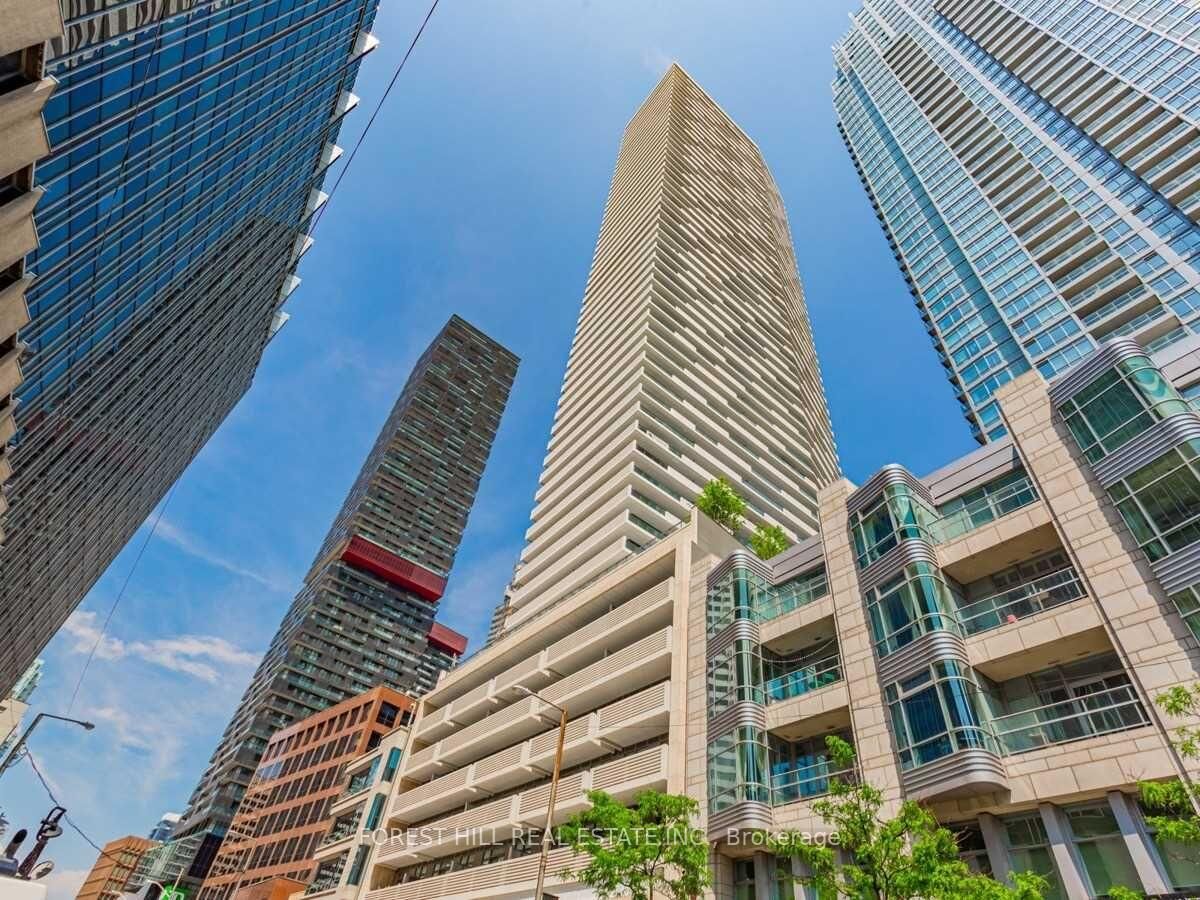 Property Photo: 2221 Yonge Street 5702 ON M4S 2B4