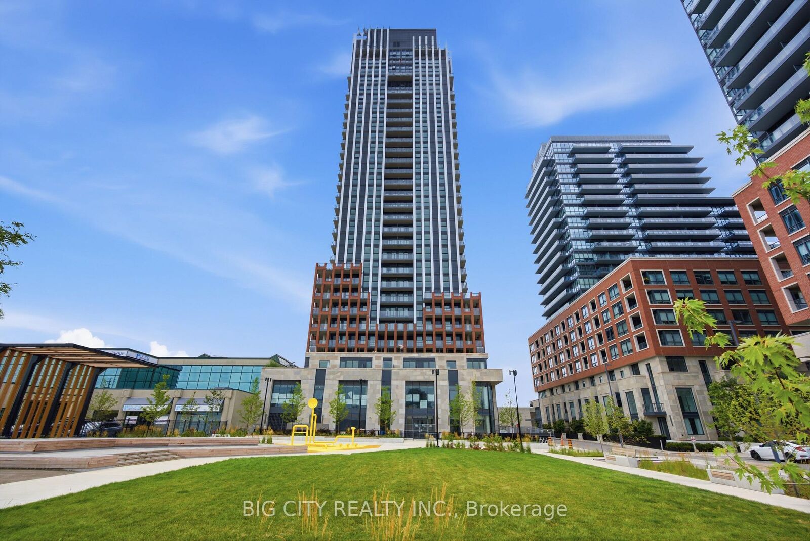 Property Photo:  25 Frederick Todd Way 711  ON M4G 0E8 