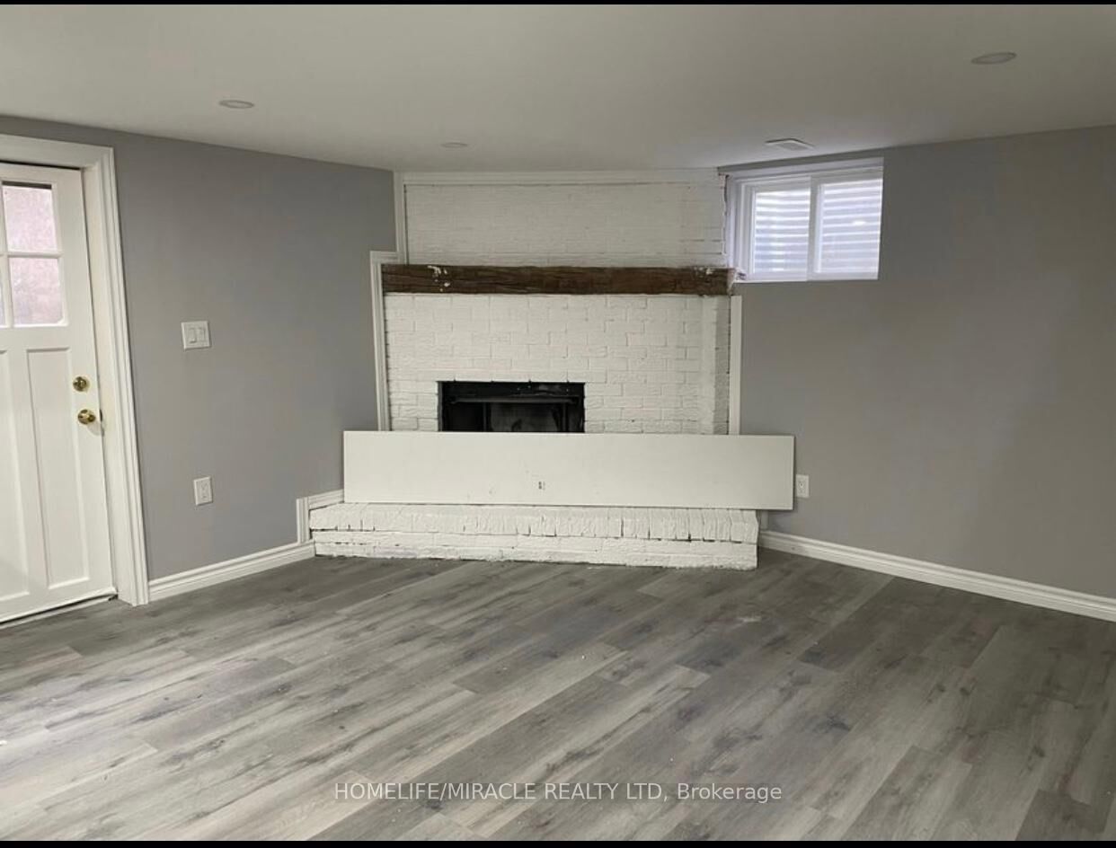 Property Photo:  23 Jay Court Bsmt  ON N2E 1P7 