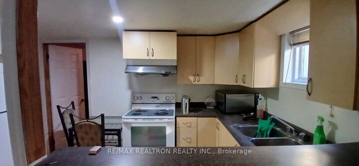 Property Photo:  112 Petworth Crescent  ON M1S 3M5 