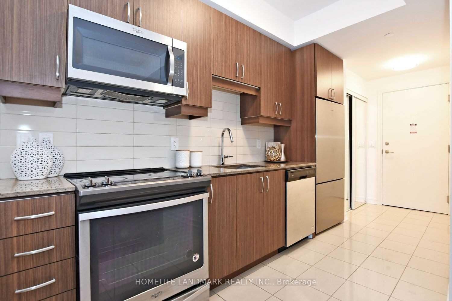 Property Photo: 9201 Yonge Street NW-201 ON L4C 6Z2