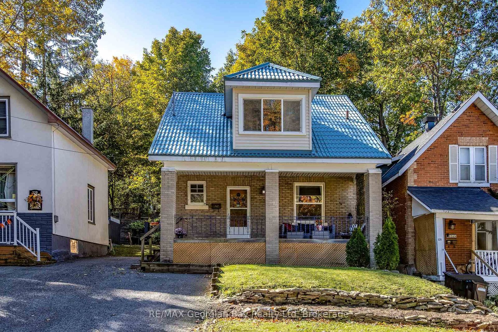 Property Photo:  328 Third Street  ON L4R 3S7 