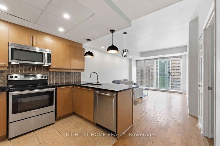 Property Photo:  134 York Street 1009  ON K1N 1K8 
