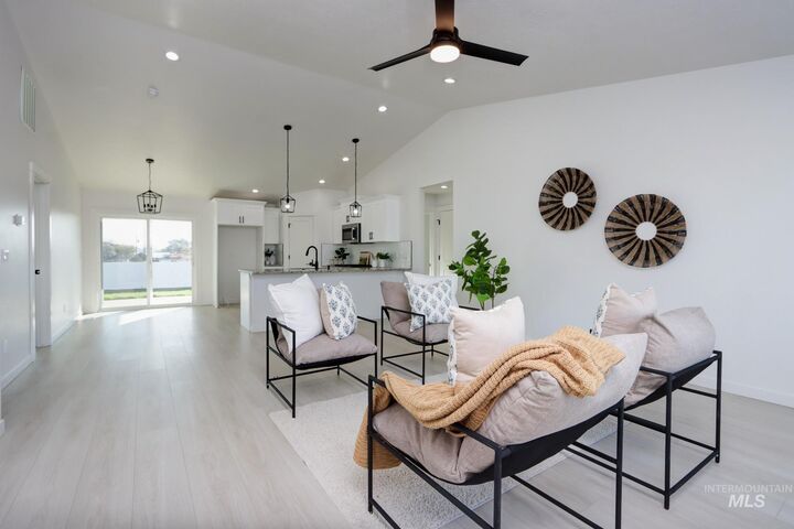 Property Photo: 805 N 4th St OR 97914
