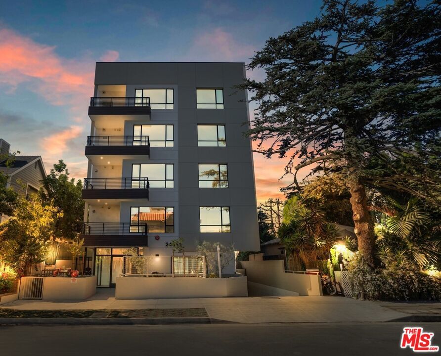Property Photo: 2465 Purdue Ave CA 90064