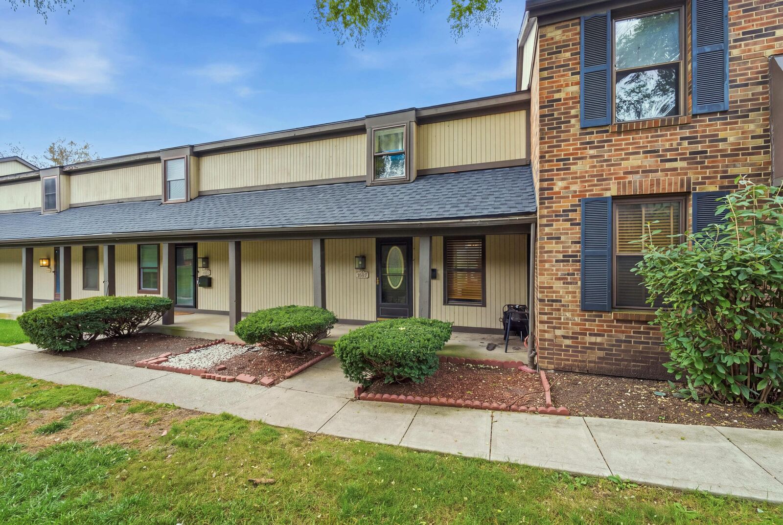 Property Photo: 1595 Hallworth Court OH 43232