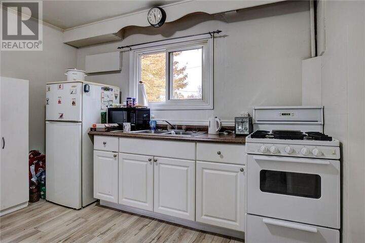 Property Photo:  1941 Keen  ON P3B 1Y6 