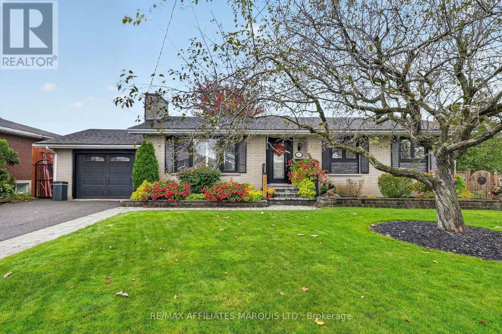 Property Photo:  527 Blossom Park Drive  ON K6H 5N1 