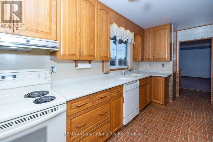 Property Photo:  403 Churchill Drive West  ON P7C 1V6 