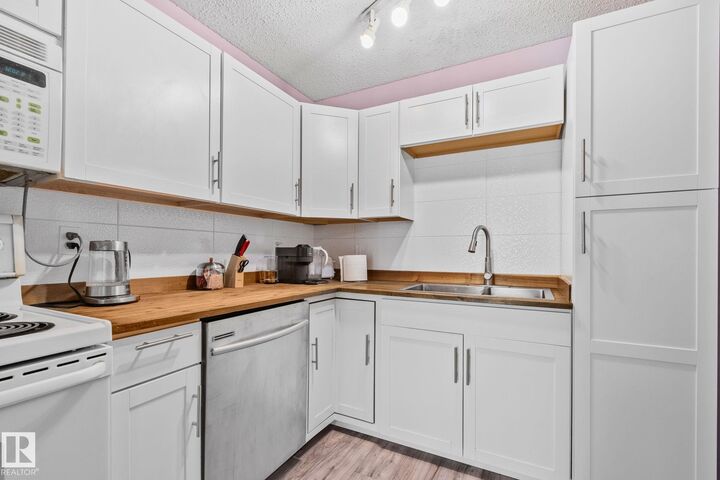 Property Photo:  41 Akinsdale Gardens  AB T8N 2W8 
