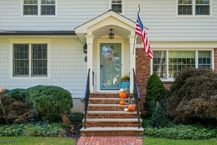 Property Photo:  2 Mansfield Ct  NJ 07945 
