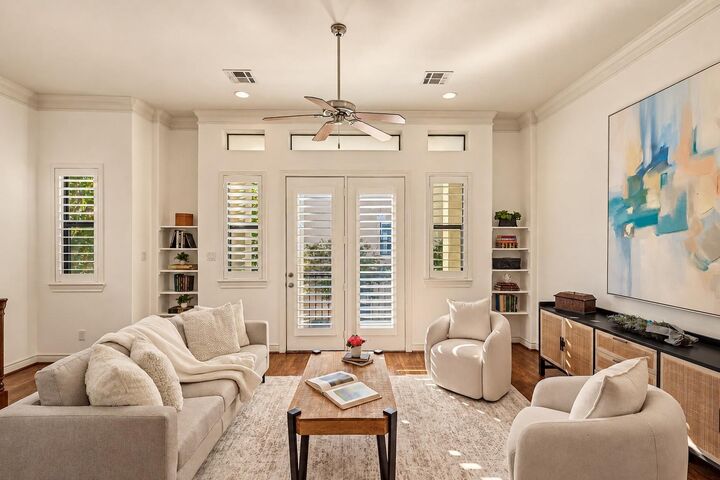 Property Photo:  1102 Sherwood Run  TX 77043 