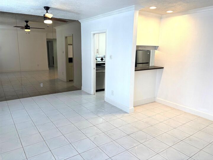Property Photo:  2824 Briarhurst Drive 7  TX 77057 
