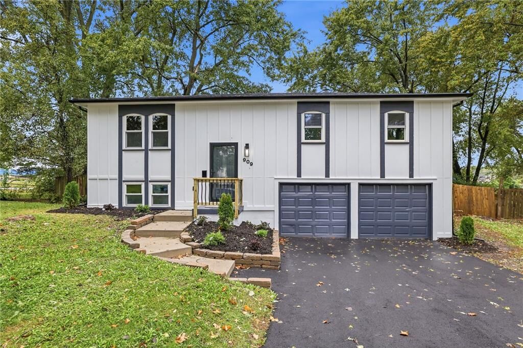 Property Photo: 909 S Montclaire Drive KS 66061