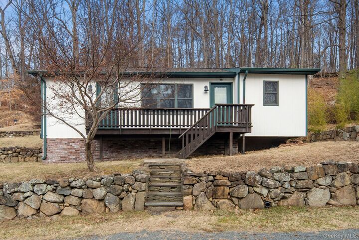 Property Photo:  689 S Mountain Road Cottage  NY 10956 