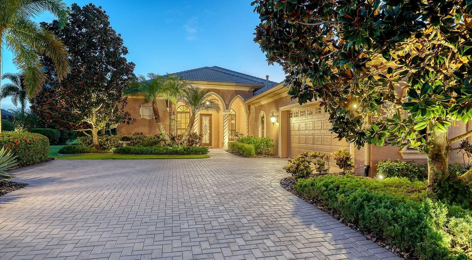 Property Photo: 7836 Valderrama Way FL 34202