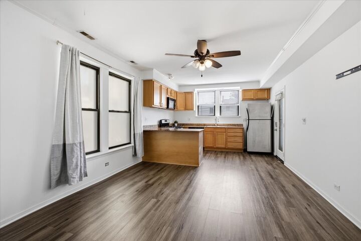 Property Photo: 1627 W Columbia Avenue 1E IL 60626
