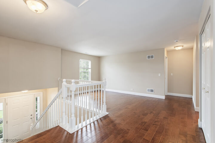 Property Photo:  1582 Matthew Drive 1582  IL 60102 