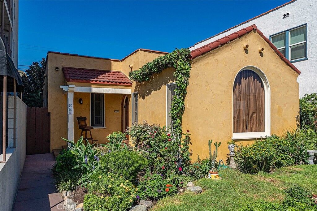 Property Photo:  105 Claremont Avenue  CA 90803 