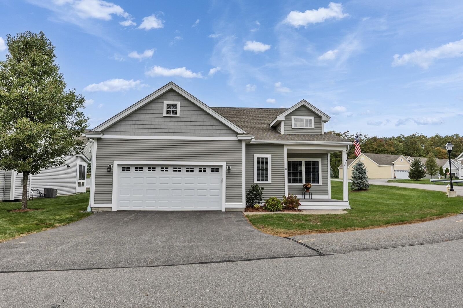 Property Photo: 10 Dunstable Circle NH 03102