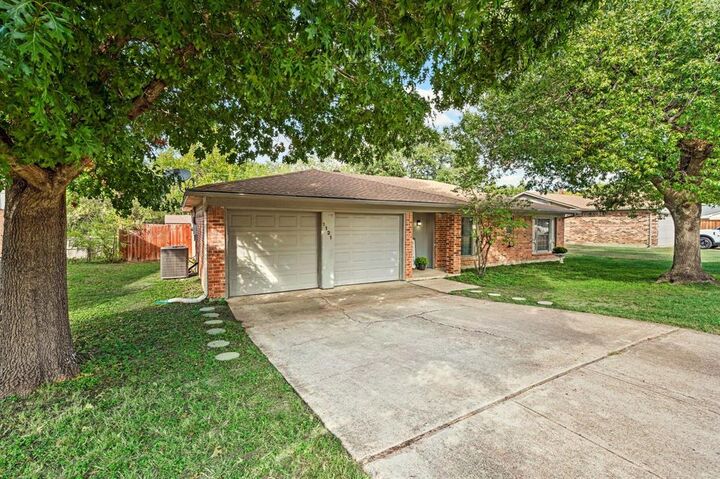 Property Photo: 1121 Timbercreek Road TX 76126