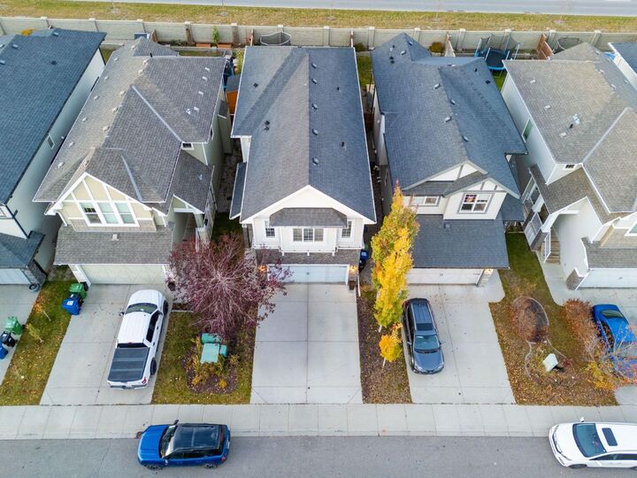 Property Photo:  411 Hillcrest Circle SW  AB T4B 4B2 