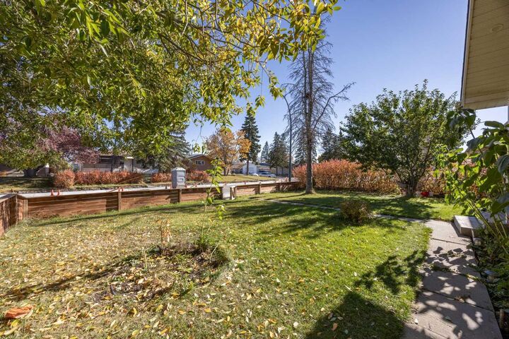 Property Photo:  2035 47 Street SE  AB T2B 1L4 
