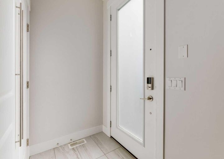 Property Photo:  2790 19 Avenue SW  AB T3E 7P6 