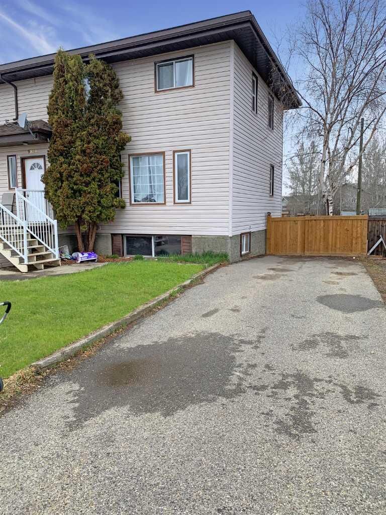 Property Photo:  9831 100A Avenue B  AB T0H 3C0 