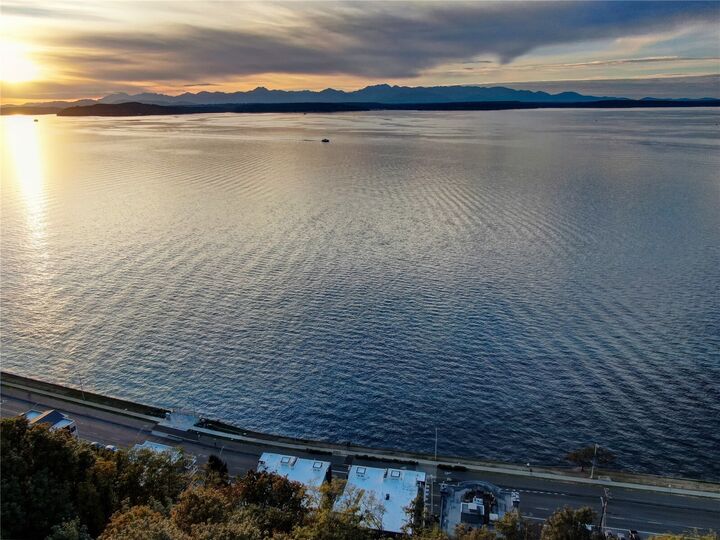 Property Photo:  1388  Alki Avenue SW 202  WA 98116 