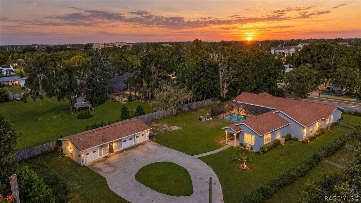 Property Photo: 302 S Apopka Avenue FL 34452