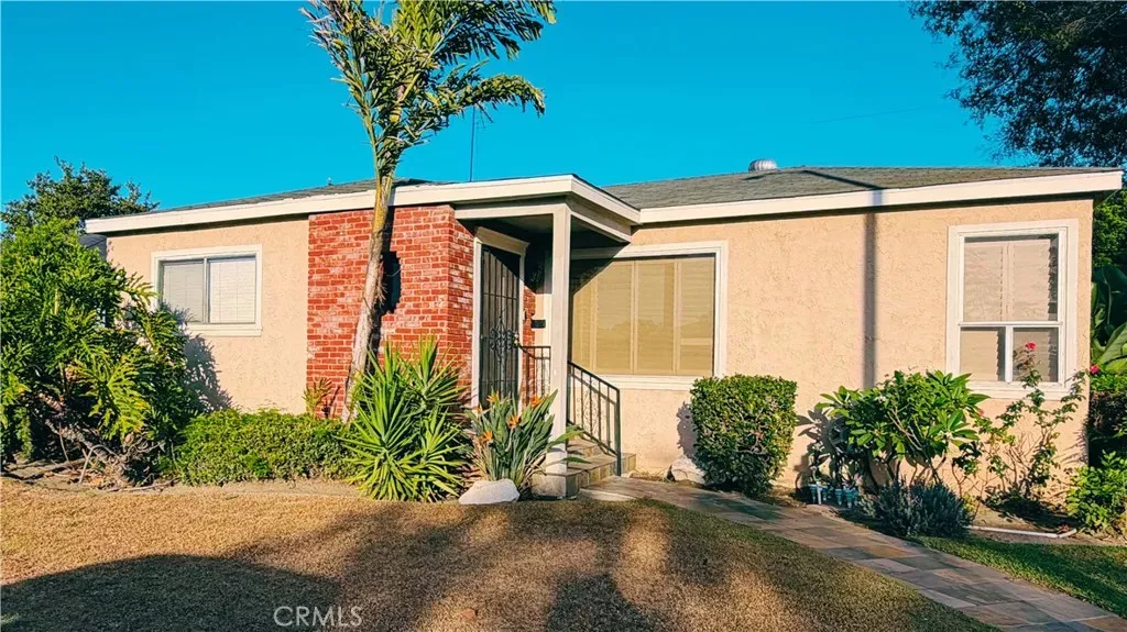Property Photo: 2100 Baltic Ave CA 90810