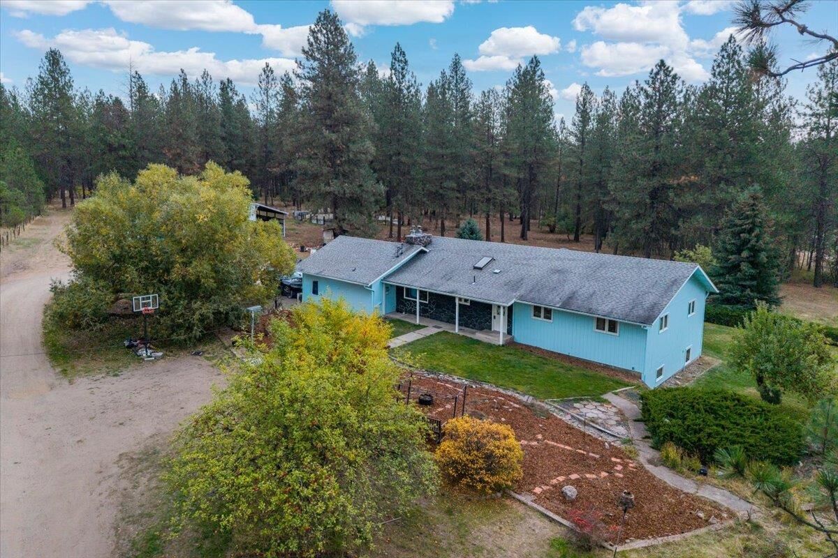 Property Photo:  29210 N Dalton Rd  WA 99006 