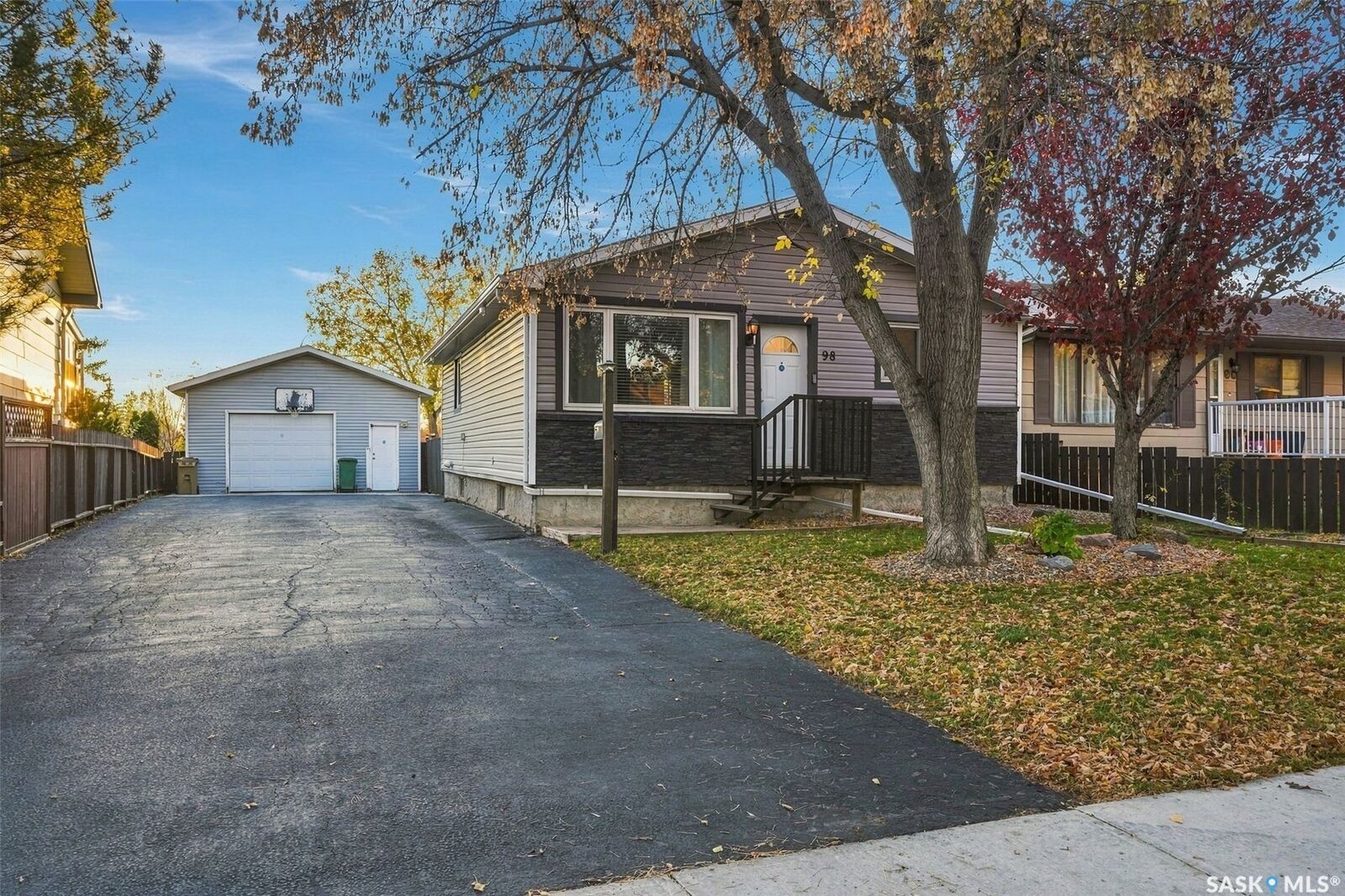 Property Photo:  98 Magee Crescent  SK S4R 6K5 