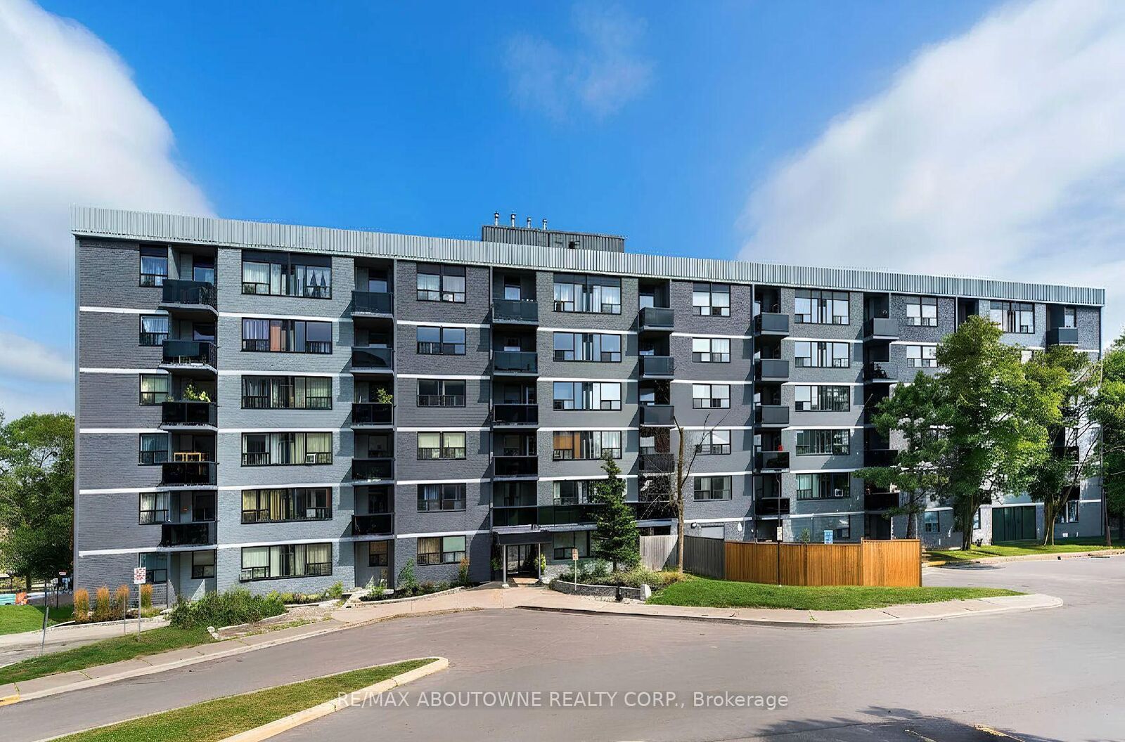 Property Photo:  145 Wellington Street W 212  ON L4G 2N9 