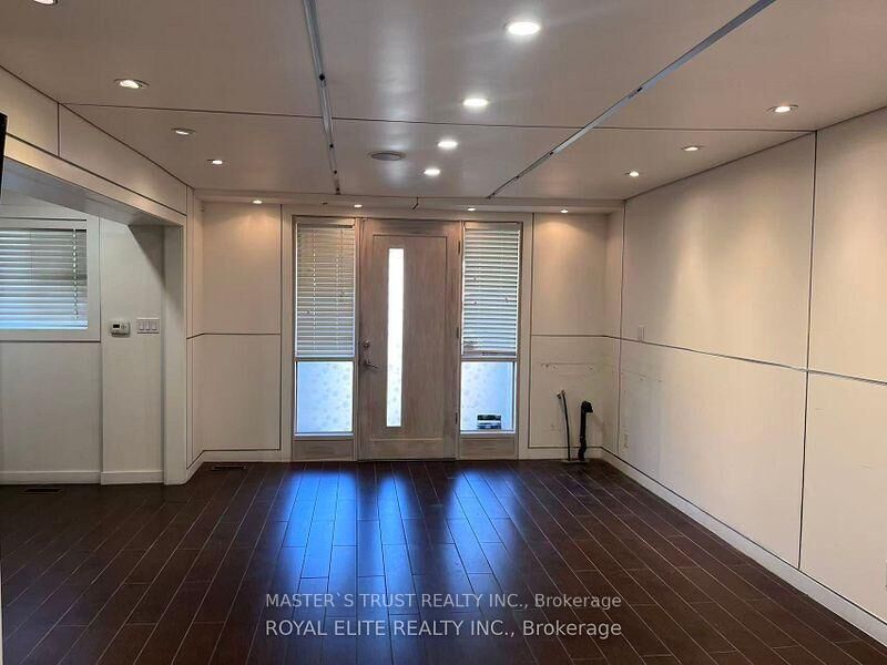 Property Photo: 89 Finch Ave East Avenue ON M2N 4R4