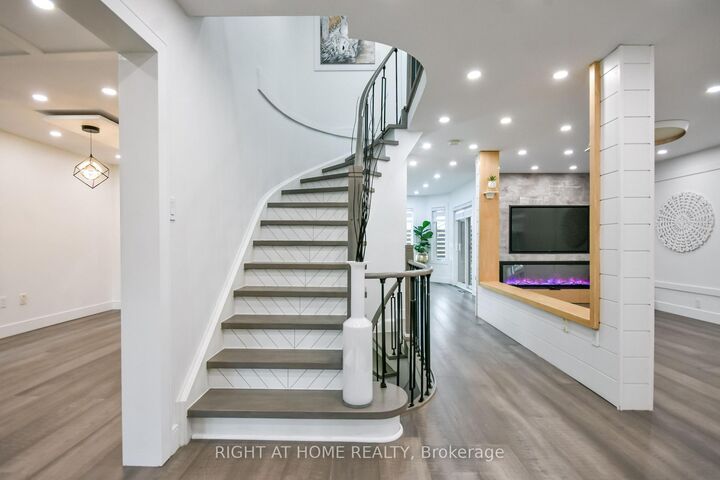 Property Photo:  112 Birchwood Drive  ON L4M 6X4 
