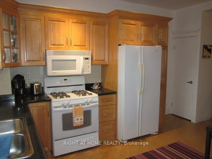 Property Photo:  261 Grace Street Main  ON M6G 3A7 