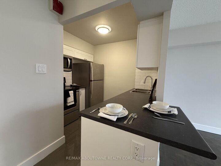 Property Photo:  145 Wellington Street W 301  ON L4G 2N9 