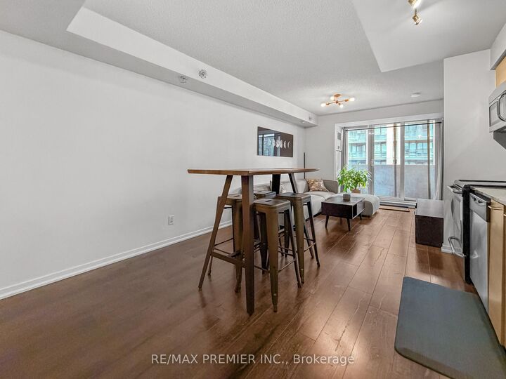 Property Photo:  20 Joe Shuster Way 811  ON M6K 0A3 