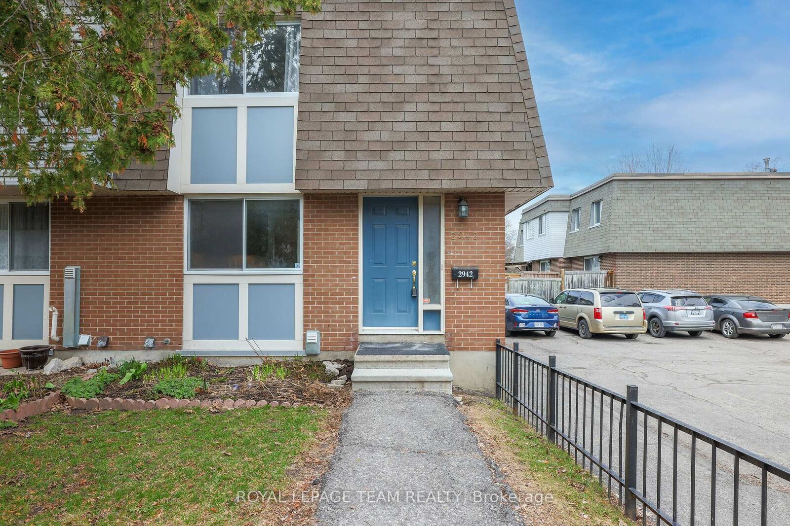 Property Photo:  2942 Fairlea Crescent  ON K1V 8T7 