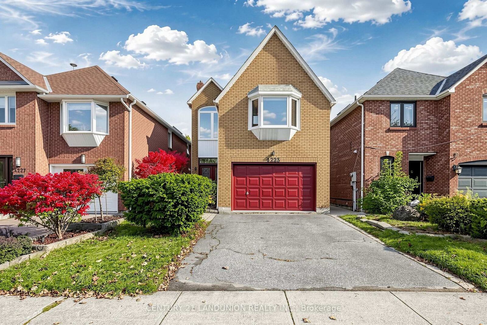Property Photo: 4223 Lastrada Heights ON L5C 3V1