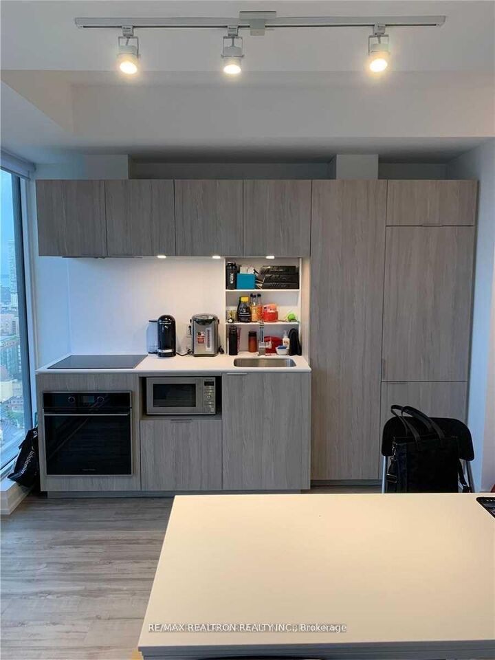 Property Photo:  77 Shuter Street Ph07  ON M5B 0B8 